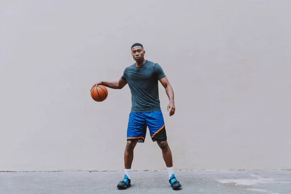 Jugador Baloncesto Entrenando Una Cancha Nueva York —  Fotos de Stock