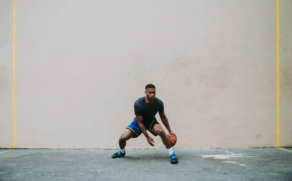 Jugador Baloncesto Entrenando Una Cancha Nueva York —  Fotos de Stock