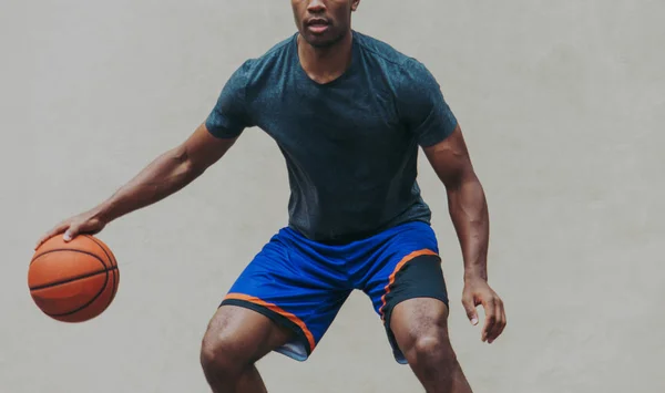 Jugador Baloncesto Entrenando Una Cancha Nueva York — Foto de Stock