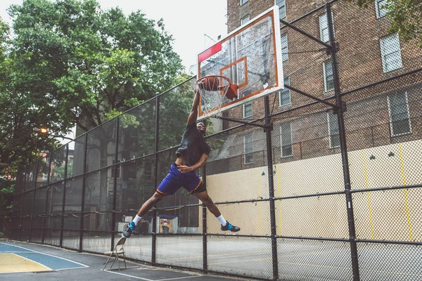 ニューヨークの裁判所に訓練のバスケット ボール選手 — ストック写真