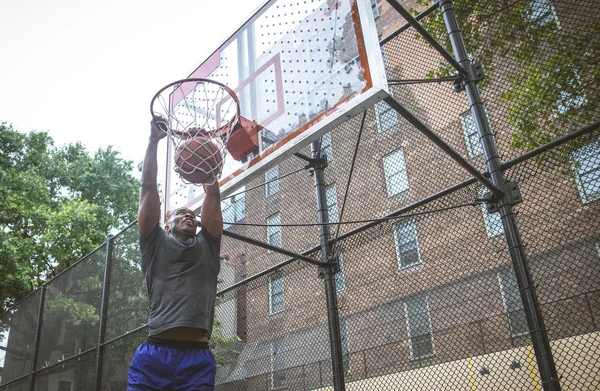 Jugador Baloncesto Entrenando Una Cancha Nueva York —  Fotos de Stock