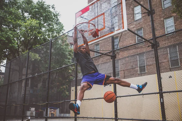 Jugador Baloncesto Entrenando Una Cancha Nueva York —  Fotos de Stock