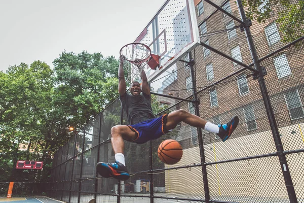 Jogador Basquete Treinando Uma Quadra Cidade Nova Iorque — Fotografia de Stock