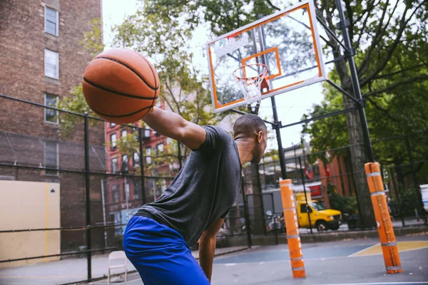 Jogador Basquete Treinando Uma Quadra Cidade Nova Iorque — Fotografia de Stock