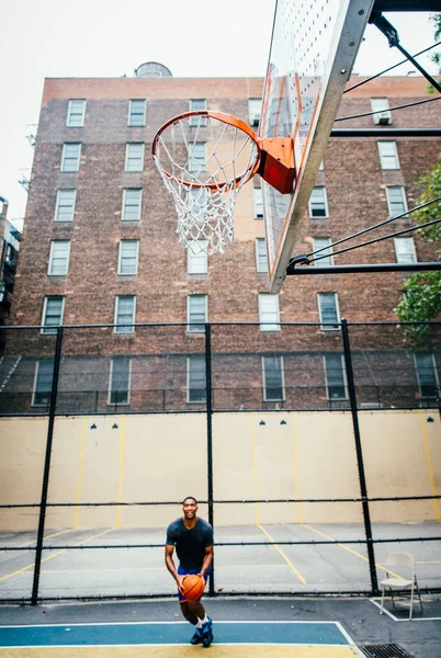 Jogador Basquete Treinando Uma Quadra Cidade Nova Iorque — Fotografia de Stock