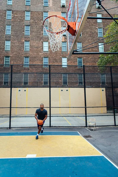 ニューヨークの裁判所に訓練のバスケット ボール選手 — ストック写真
