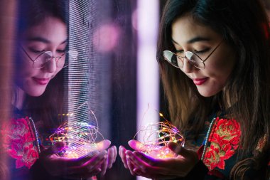 Açık havada, arka plan bulanık neon ışıkları ile poz güzel karışık ırk kadın