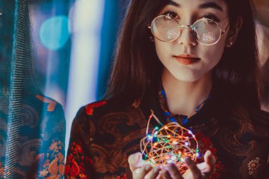 Açık havada, arka plan bulanık neon ışıkları ile poz güzel karışık ırk kadın