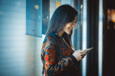 Açık havada, arka plan bulanık neon ışıkları ile poz güzel karışık ırk kadın