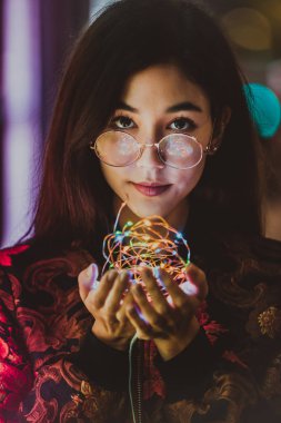 Açık havada, arka plan bulanık neon ışıkları ile poz güzel karışık ırk kadın