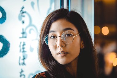 Açık havada, arka plan bulanık neon ışıkları ile poz güzel karışık ırk kadın