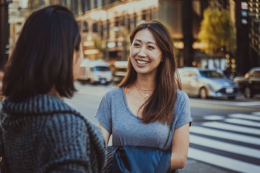 Açık havada toplantı ve having fun - Japon halkı Tokyo sokaklarında bağ iki kız arkadaşım