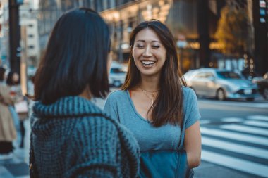 Açık havada toplantı ve having fun - Japon halkı Tokyo sokaklarında bağ iki kız arkadaşım