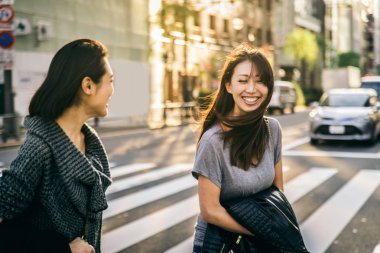 Açık havada toplantı ve having fun - Japon halkı Tokyo sokaklarında bağ iki kız arkadaşım