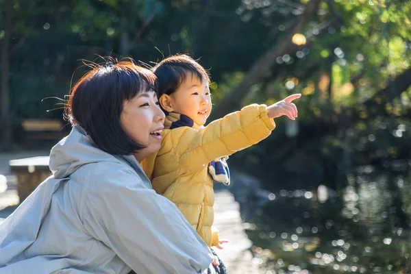 Familia Japonesa Feliz Juguetona Parque Tokio — Foto de Stock