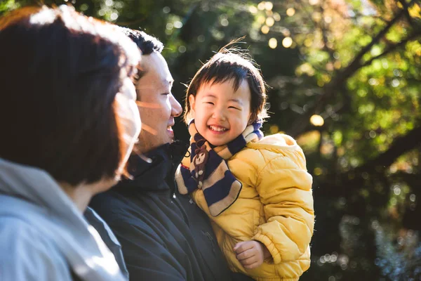 Famiglia Giapponese Allegra Giocosa Parco Tokyo — Foto Stock