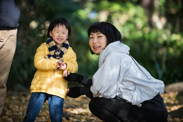 Familia Japonesa Feliz Juguetona Parque Tokio — Foto de Stock