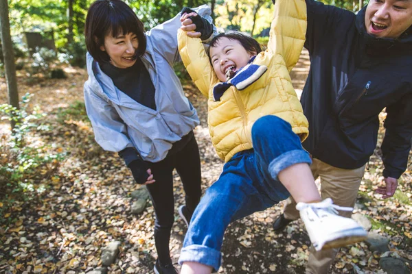 Familia Japonesa Feliz Juguetona Parque Tokio —  Fotos de Stock