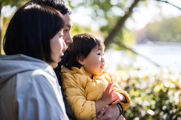 Familia Japonesa Feliz Juguetona Parque Tokio — Foto de Stock