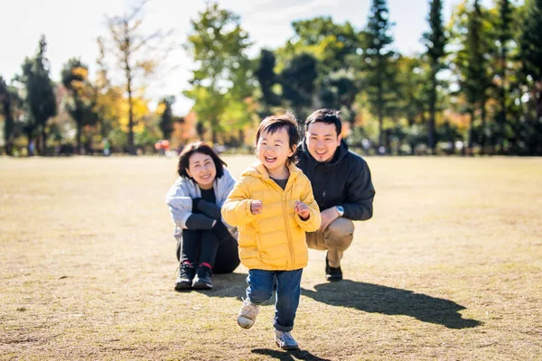 Familia Japonesa Feliz Juguetona Parque Tokio — Foto de Stock