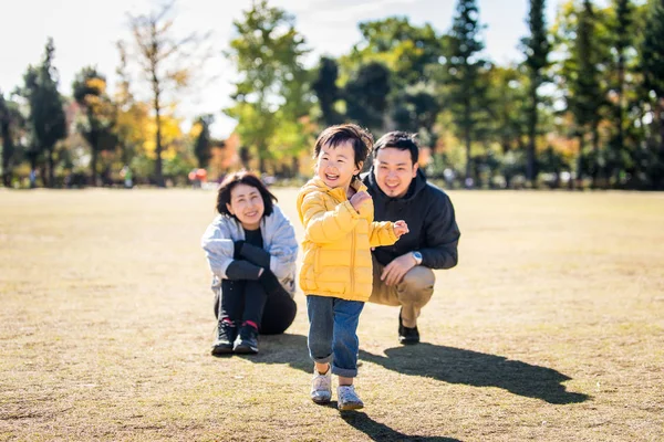 Familia Japonesa Feliz Juguetona Parque Tokio —  Fotos de Stock