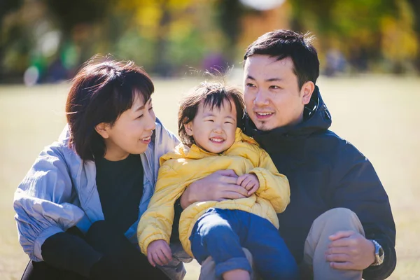 東京にある公園で幸せと遊び心のある日本の家族 — ストック写真