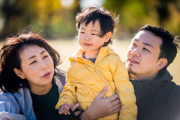東京にある公園で幸せと遊び心のある日本の家族 — ストック写真