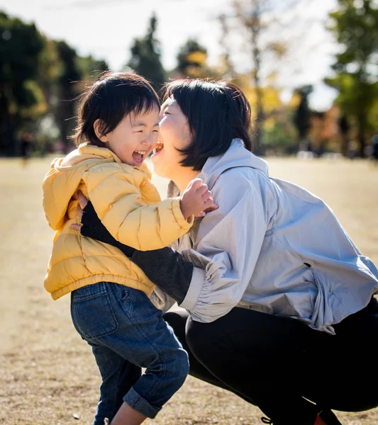 Счастливая Игривая Японская Семья Парке Токио — стоковое фото