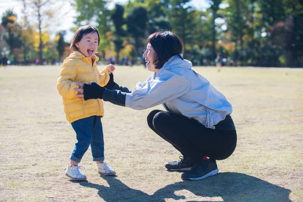 Familia Japonesa Feliz Juguetona Parque Tokio — Foto de Stock