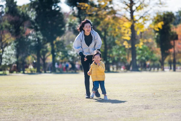 Glückliche Und Verspielte Japanische Familie Einem Park Tokyo — Stockfoto