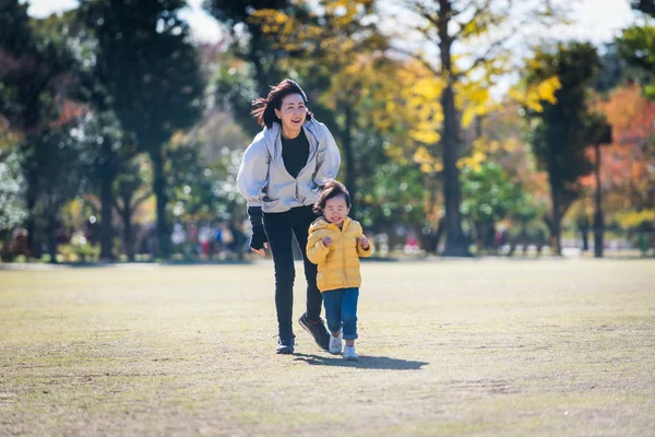 Glückliche Und Verspielte Japanische Familie Einem Park Tokyo — Stockfoto