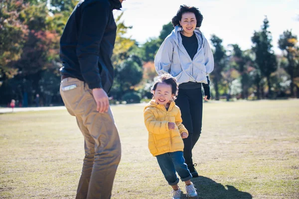 東京にある公園で幸せと遊び心のある日本の家族 — ストック写真