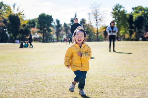 Familia Japonesa Feliz Juguetona Parque Tokio — Foto de Stock