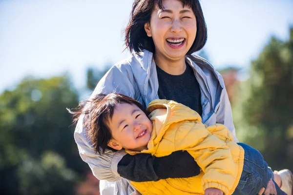 Familia Japonesa Feliz Juguetona Parque Tokio — Foto de Stock