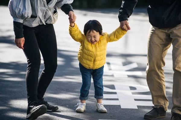 Feliz Juguetona Familia Japonesa Con Pequeña Hija Linda Divirtiéndose Aire — Foto de Stock