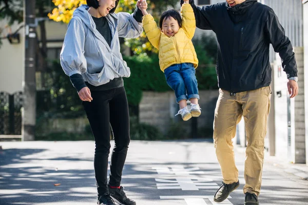 Glücklich Und Verspielt Japanische Familie Mit Kleinen Niedlichen Tochter Spaß — Stockfoto