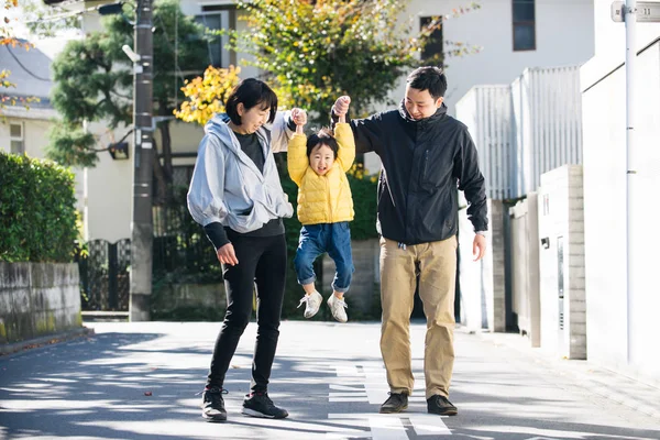 Feliz Juguetona Familia Japonesa Con Pequeña Hija Linda Divirtiéndose Aire —  Fotos de Stock