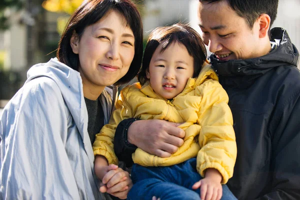 Feliz Juguetona Familia Japonesa Con Pequeña Hija Linda Divirtiéndose Aire — Foto de Stock
