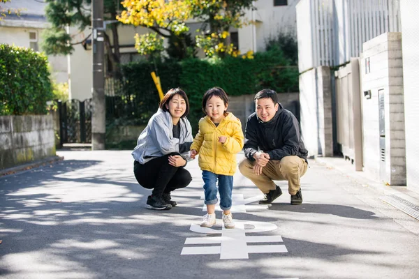 Gelukkig Speelse Japanse Familie Met Kleine Schattige Dochter Buiten Plezier — Stockfoto