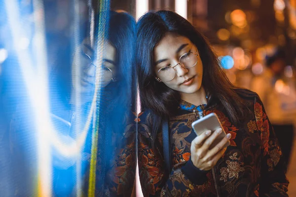 Schöne Mischlingsfrau Posiert Freien Hintergrund Mit Verschwommenem Neonlicht — Stockfoto