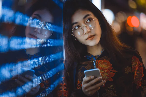 Mooi Gemengd Ras Vrouw Poseren Buitenshuis Achtergrond Met Wazig Neon — Stockfoto