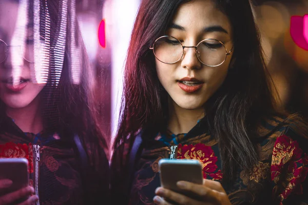 Hermosa Mujer Raza Mixta Posando Aire Libre Fondo Con Luces — Foto de Stock