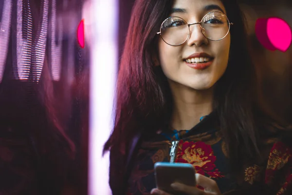 Bela Mulher Raça Mista Posando Livre Fundo Com Luzes Néon — Fotografia de Stock