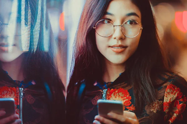 Mooi Gemengd Ras Vrouw Poseren Buitenshuis Achtergrond Met Wazig Neon — Stockfoto