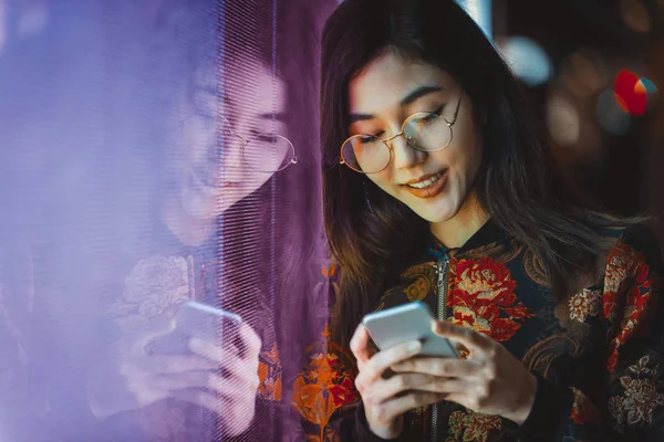 Hermosa Mujer Raza Mixta Posando Aire Libre Fondo Con Luces — Foto de Stock