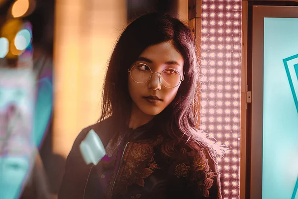 Hermosa Mujer Raza Mixta Posando Aire Libre Fondo Con Luces — Foto de Stock