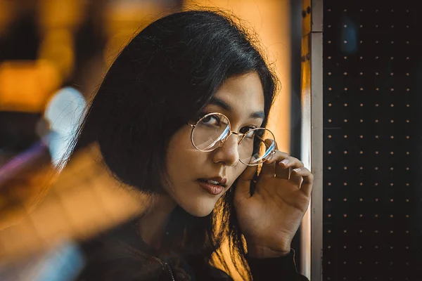 Hermosa Mujer Raza Mixta Posando Aire Libre Fondo Con Luces — Foto de Stock