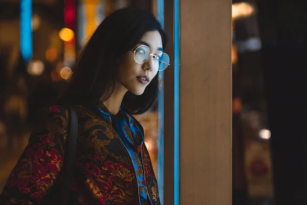 Bela Mulher Raça Mista Posando Livre Fundo Com Luzes Néon — Fotografia de Stock