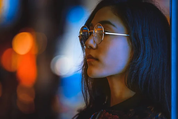 Bela Mulher Raça Mista Posando Livre Fundo Com Luzes Néon — Fotografia de Stock