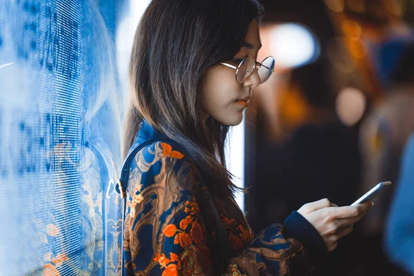 Mooi Gemengd Ras Vrouw Poseren Buitenshuis Achtergrond Met Wazig Neon — Stockfoto